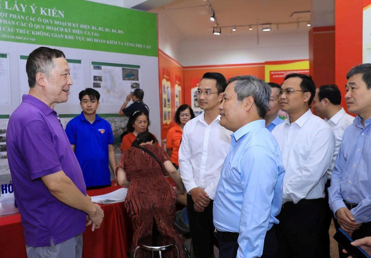Ông Vũ Đại Thắng kiểm tra công tác tổ chức lấy ý kiến cộng đồng dân cư tại Trung tâm Thông tin triển lãm Hà Nội.
