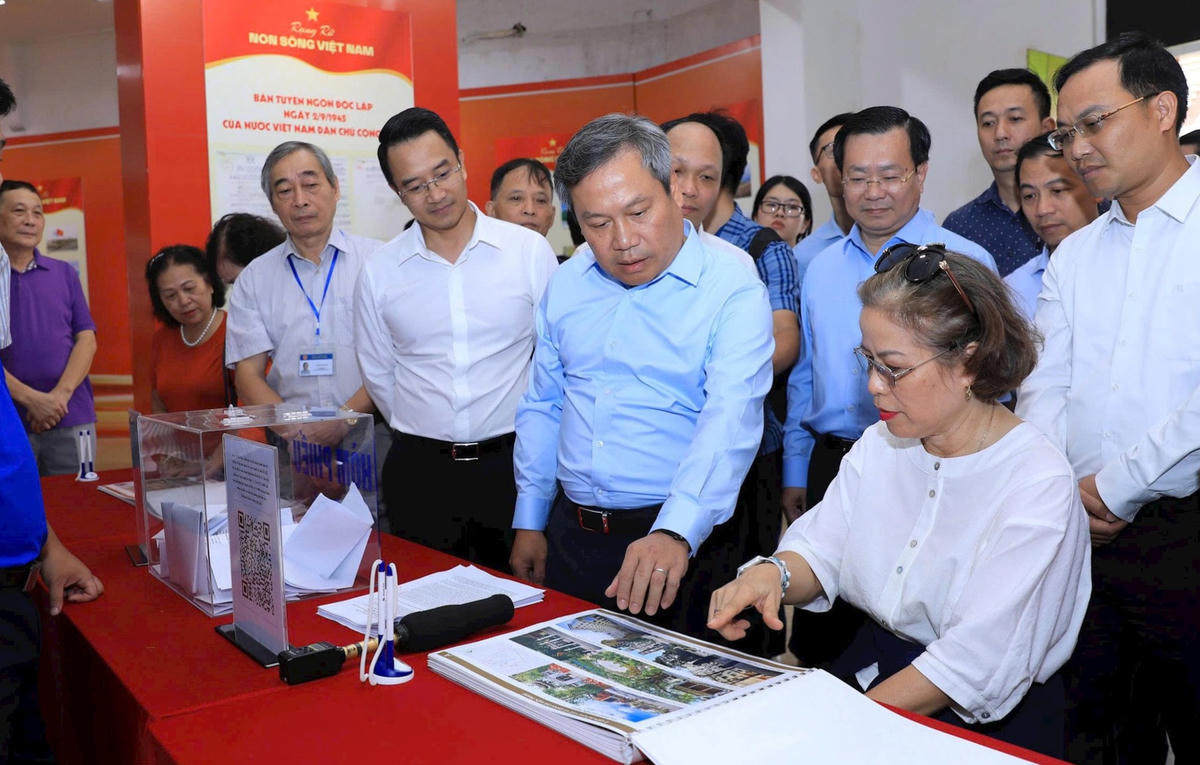 Chủ tịch Hà Nội Vũ Đại Thắng kiểm tra hiện trường công tác tổ chức lấy ý kiến cộng đồng dân cư tại Trung tâm Thông tin triển lãm Hà Nội.