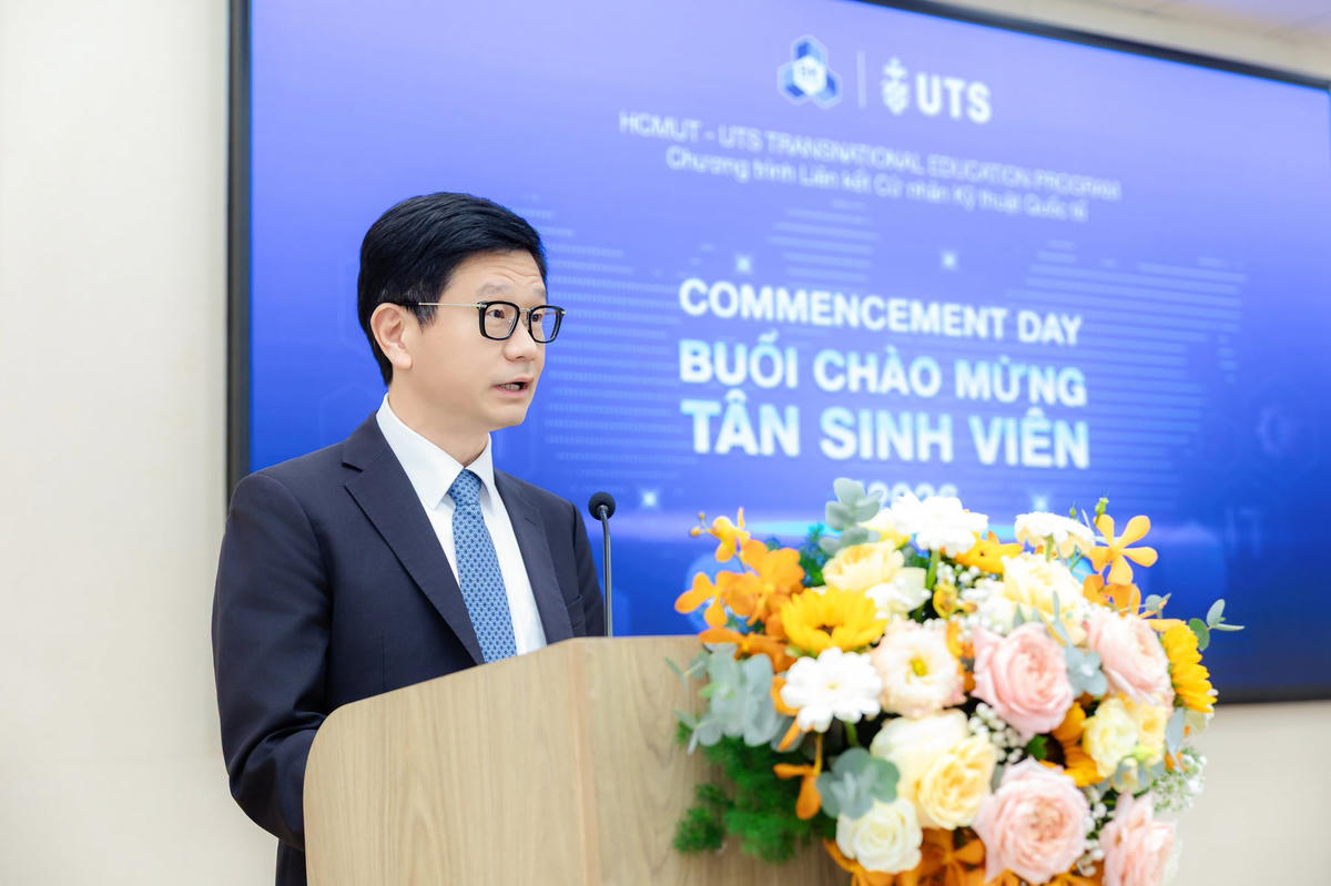 Ông Leo Mian Liu - Phó Hiệu trưởng Toàn cầu của UTS ấn tượng với thành tích của các sinh viên chương trình TNE-UTS