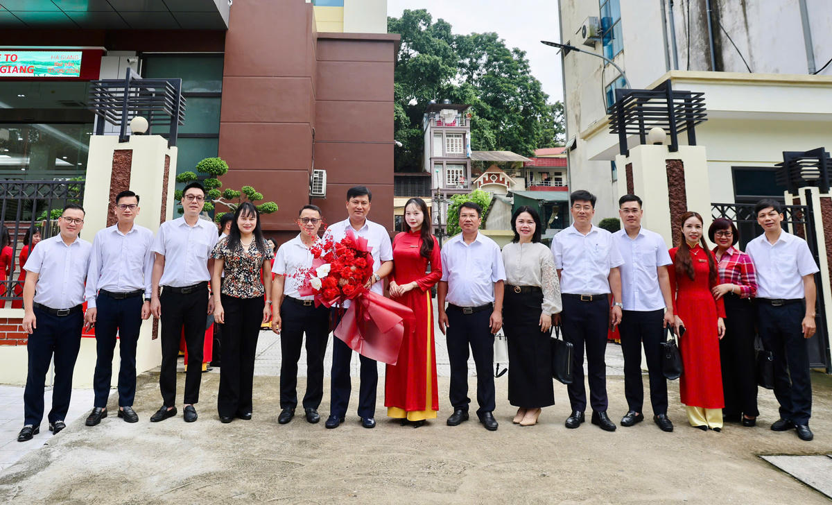 Đoàn công tác Agribank chụp hình lưu niệm cùng lãnh đạo, cán bộ Chi nhánh Hà Giang