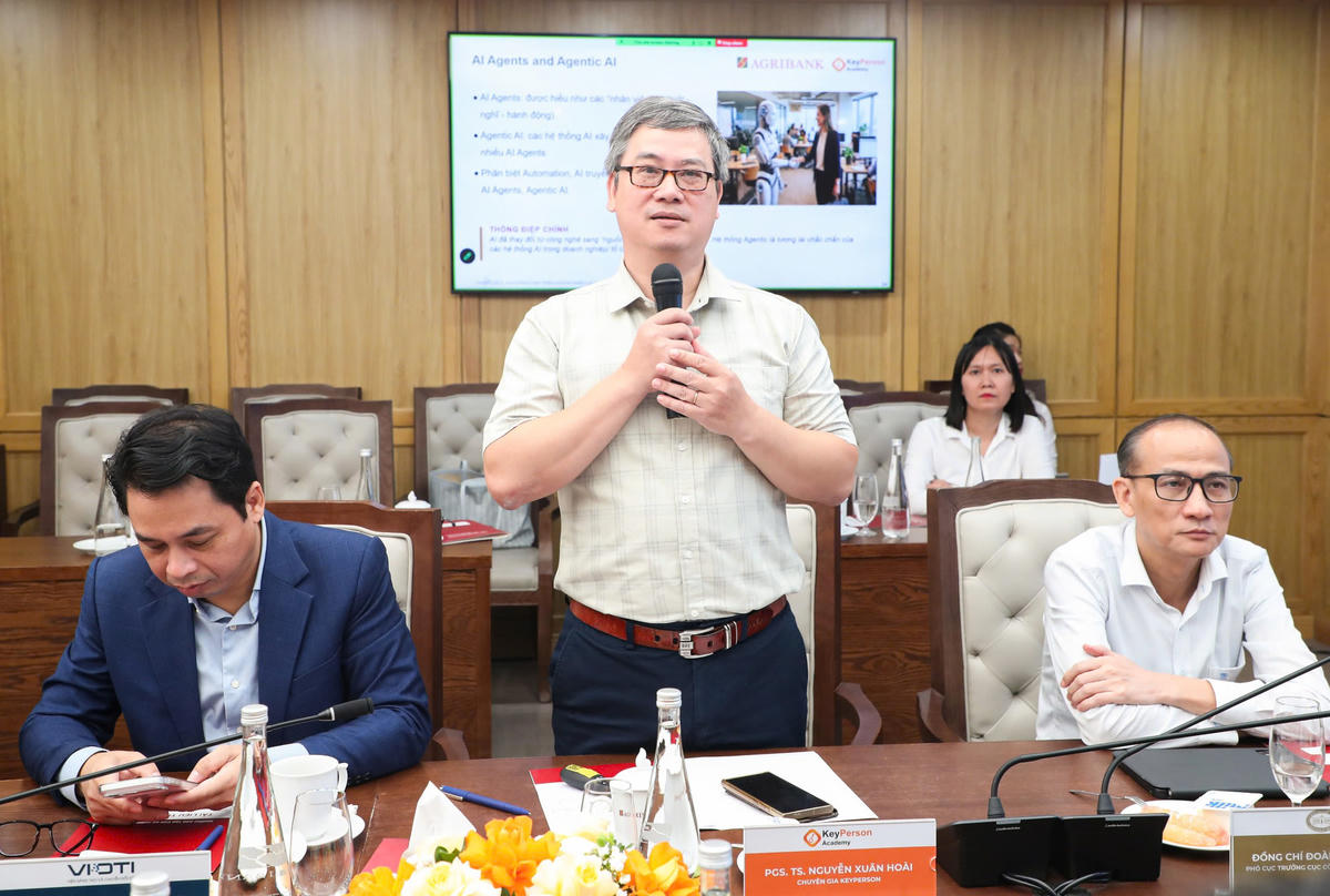 Ông Nguyễn Xuân Hoài, Viện trưởng Viện Trí tuệ Nhân tạo Việt Nam trình bày nội dung tại Tọa đàm