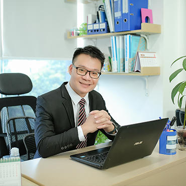 Thầy giáo Vũ Khắc Ngọc.