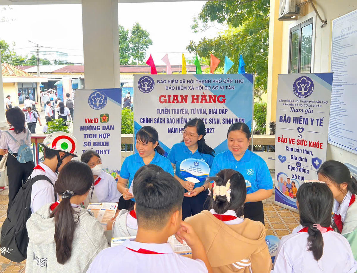Đưa chính sách BHYT tới học sinh tại TP. Cần Thơ. Ảnh: Thanh Tú
