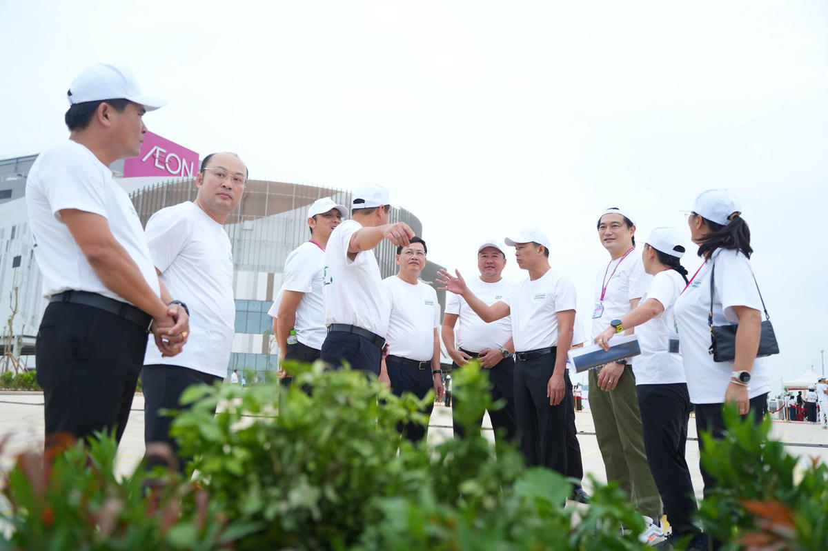 Lãnh đạo tỉnh Thanh Hoá cùng lãnh đạo Aeon Mall và các đối tác tại buổi lễ trồng cây. Ảnh: T.T