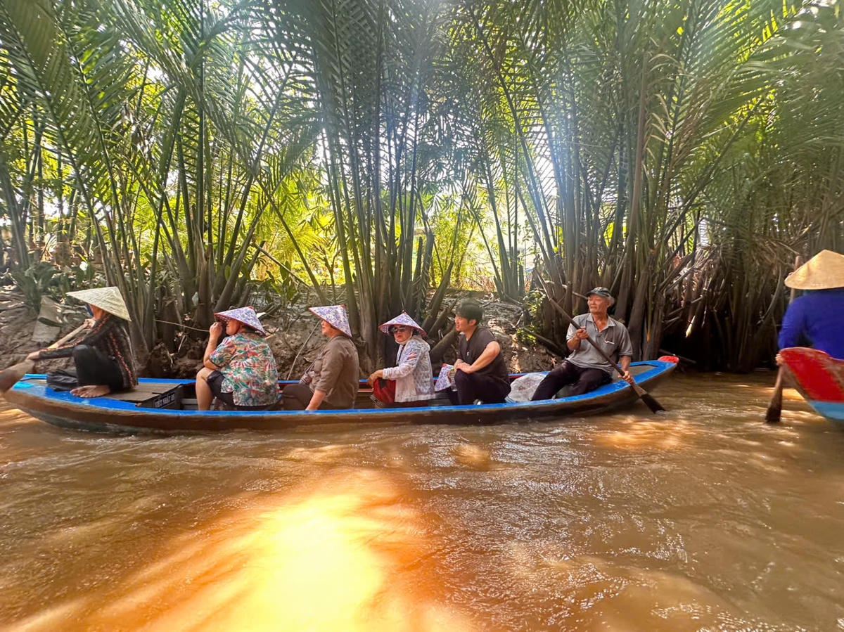 Du khách trải nghiệm xuồng chèo len qua những rặng dừa nước, khám phá cảnh sông nước miệt vườn ở Cồn Thới Sơn, tỉnh Đồng Tháp. (Ảnh: Thanh Lâm).