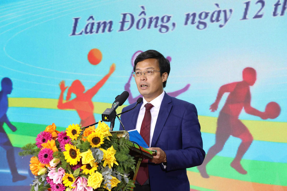 Ông Đinh Văn Tuấn, Phó Chủ tịch UBND tỉnh Lâm Đồng, Trưởng Ban Tổ chức đại hội, phát biểu tại lễ khai mạc.