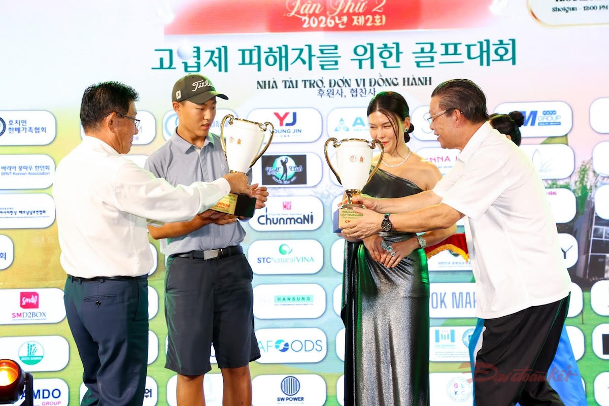 Thiếu tướng, PGS.TS.TTND Nguyễn Hồng Sơn và ông Kim Dae Jong, Chủ tịch Hoavava trao giải cho các golfer. Ảnh: Linh Trần.