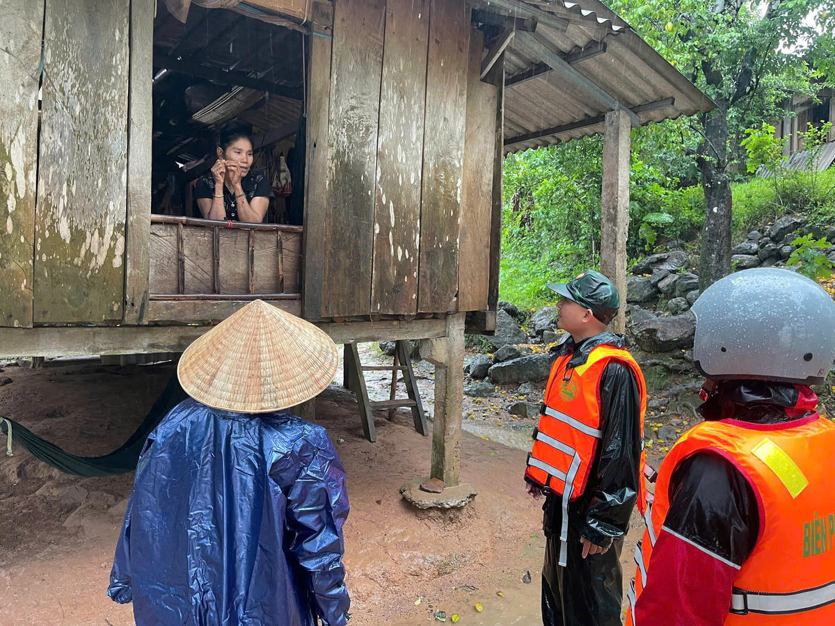 Cán bộ chiến sĩ biên phòng duy trì quân số, sẵn sàng hỗ trợ người dân. Ảnh: BPQT.