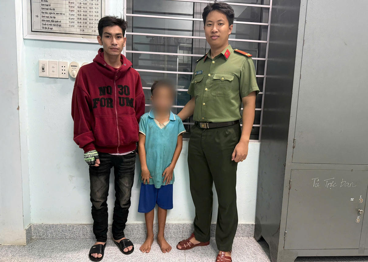 Công an xã Phước Năng bàn giao cháu Q. cho gia đình. Ảnh: CA.