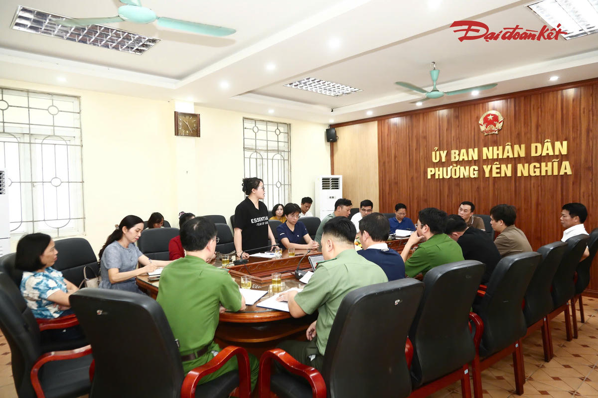 Quang cảnh buổi họp bàn giải pháp bảo đảm an toàn bữa ăn bán trú tại Trường Tiểu học Lê Trọng Tấn.