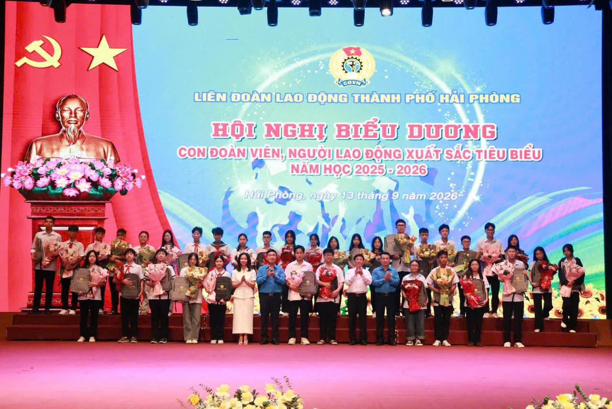 Các em học sinh là con của đoàn viên, người lao động có thành tích cao trong học tập được biểu dương, khen thưởng tại Hội nghị. Ảnh: VD. 