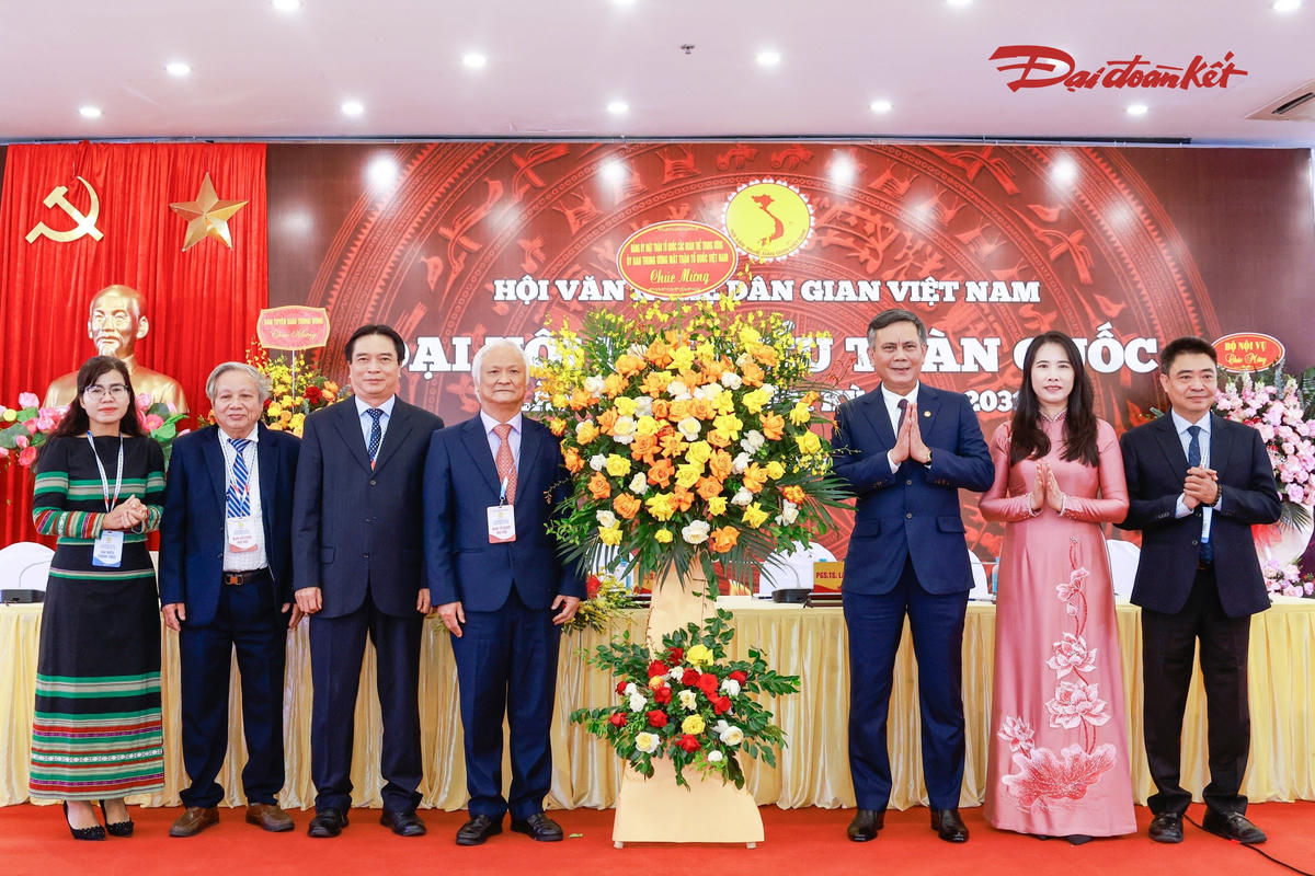 Phó Chủ tịch Trần Thắng tặng hoa chúc mừng Đại hội. Ảnh: Quang Vinh.