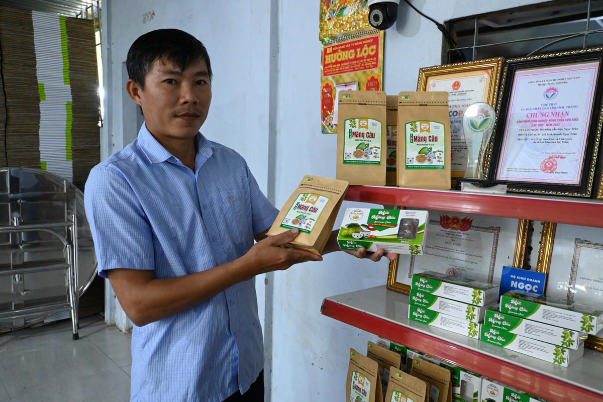 Từ trái tươi, anh Lê Bảo Xuyên đã chế biến mãng cầu thành trà và mứt mãng cầu được công nhận OCOP 3 sao. Ảnh: Tô Thắm