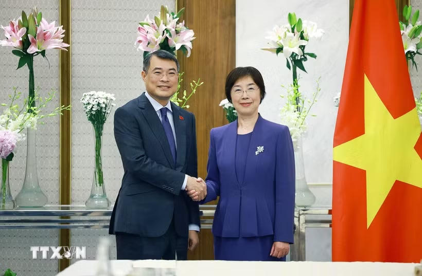 Thủ tướng Lê Minh Hưng tiếp bà Zou Jiayi (Trâu Gia Di), Chủ tịch Ngân hàng Đầu tư Cơ sở hạ tầng Châu Á (AIIB). (Ảnh: Dương Giang/TTXVN).