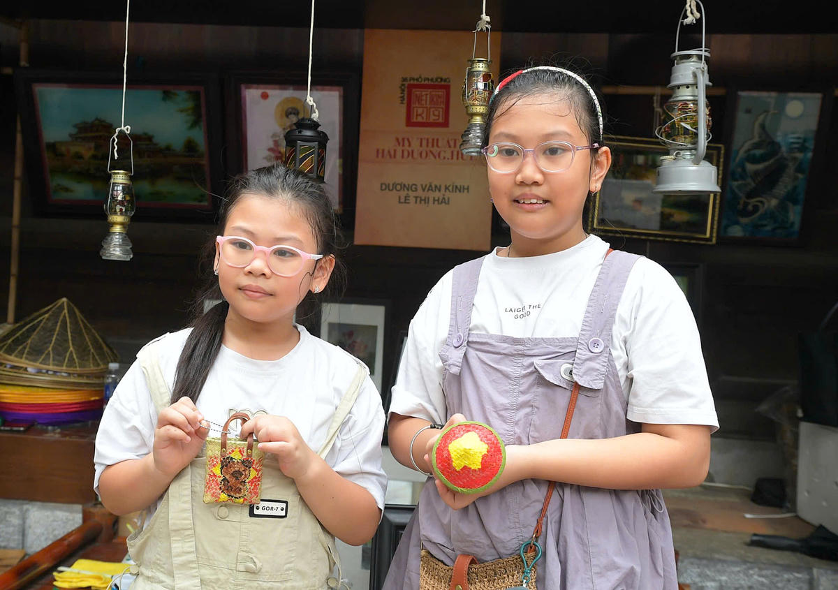 Việc đưa các hoạt động trải nghiệm nghề vào không gian di sản cũng tạo nên sự kết nối giữa ký ức phố nghề của Thăng Long xưa với các làng nghề đang tiếp tục tồn tại và phát triển hôm nay.