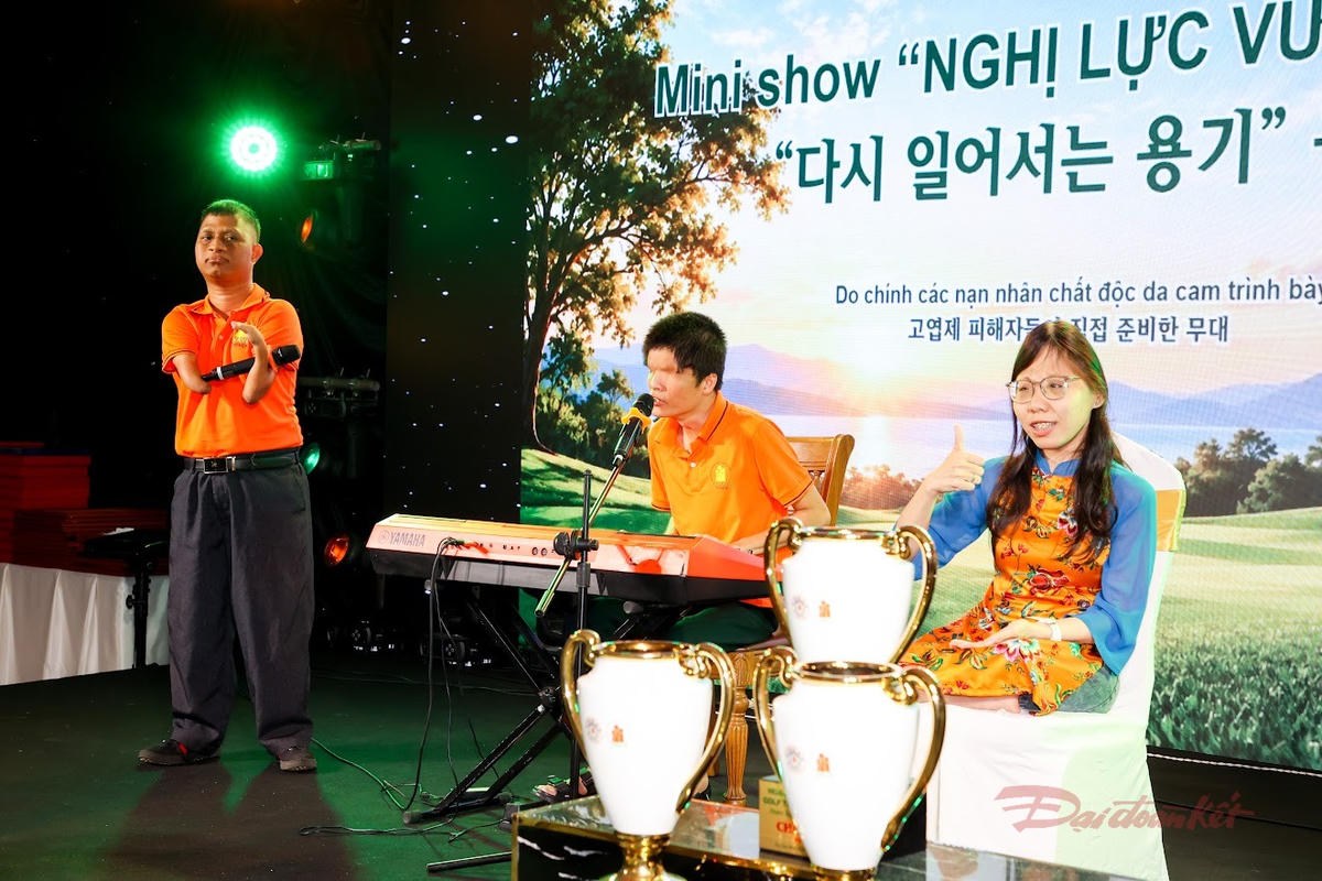 C&aacute;c nạn nh&acirc;n da cam biểu diễn văn nghệ tại chương tr&igrave;nh gala dinner. Ảnh: Linh Trần.
