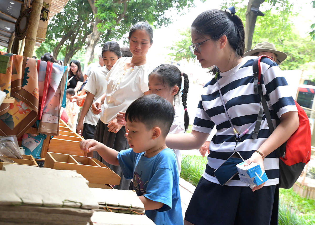 Từ một sản phẩm thủ công, chương trình mở ra câu chuyện về nguyên liệu, kỹ thuật, bàn tay người thợ và những tri thức nghề được trao truyền qua nhiều thế hệ.