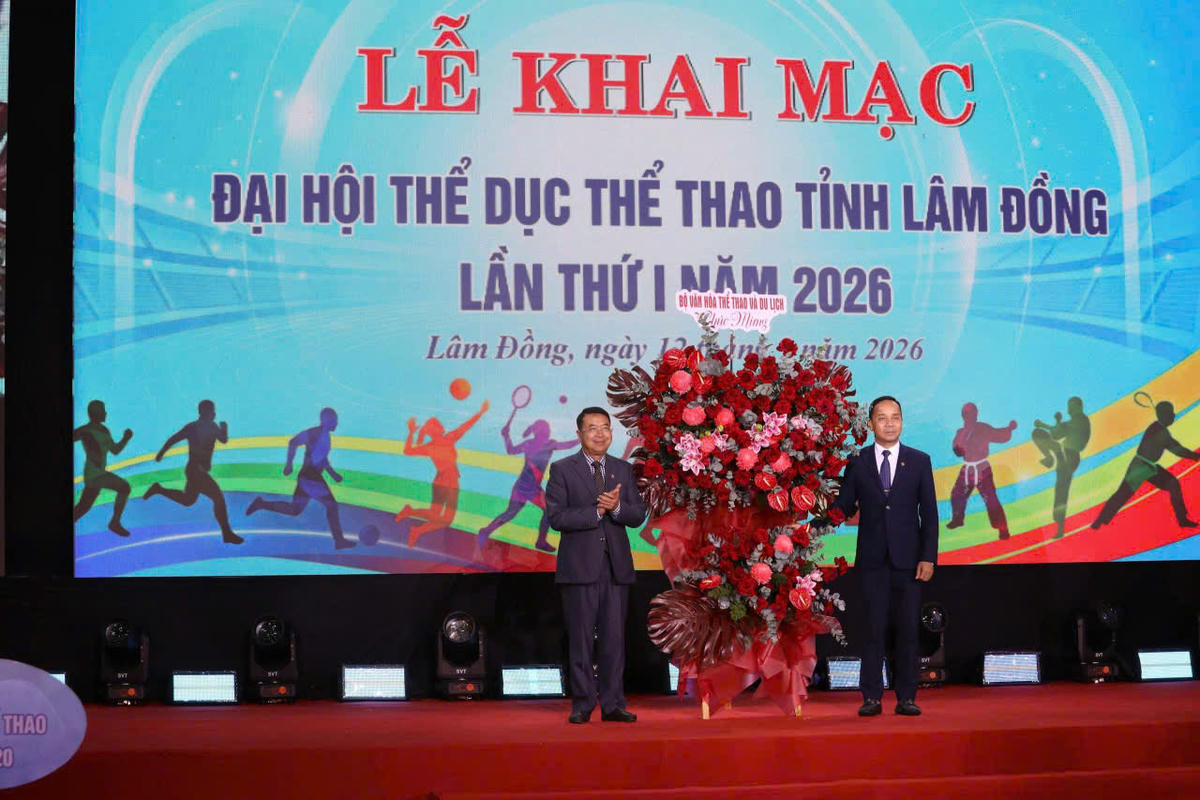 Phó Cục trưởng Cục TDTT (Bộ Văn hóa, Thể thao và Du lịch) tặng hoa chúc mừng, Lễ khai mạc Đại hội Thể dục thể thao tỉnh Lâm Đồng lần thứ I năm 2026