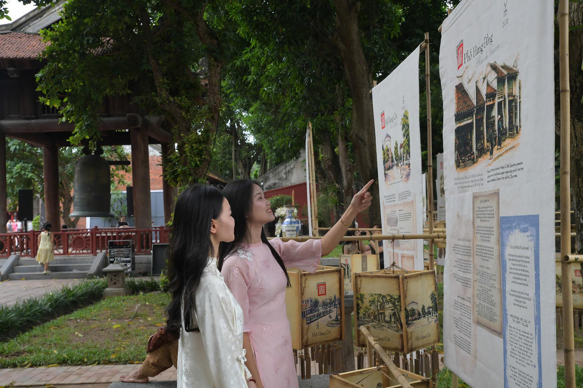 Cùng với hình ảnh là những thông tin giới thiệu về lịch sử các con phố, nguồn gốc tên phố và những nghề thủ công từng gắn với từng tuyến phố, giúp công chúng có thêm cơ hội tìm hiểu về một Hà Nội của những “phố hàng, phố nghề” chuyên biệt.