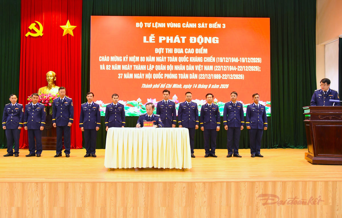 Các cơ quan, đơn vị ký giao ước thi đua. Ảnh: Mai Huấn.