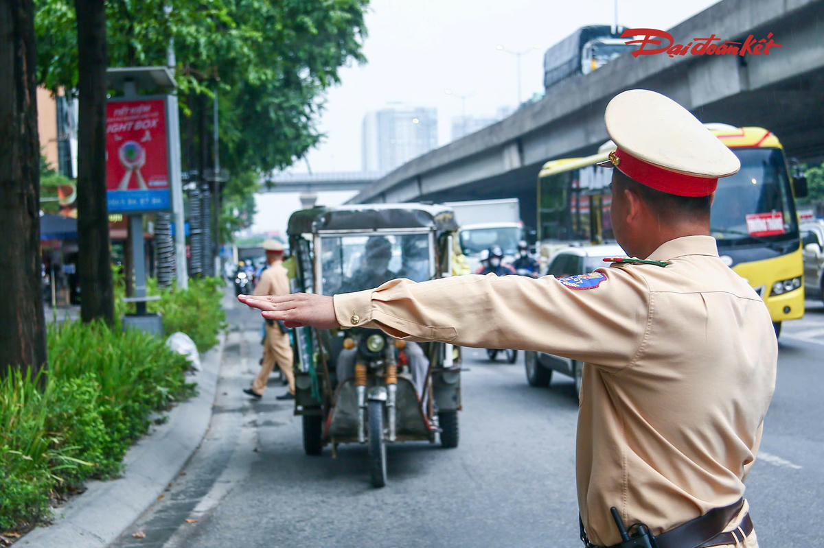 CSGT kiểm soát trường hợp điều khiển xe ba bánh tự chế trên đường Khuất Duy Tiến.