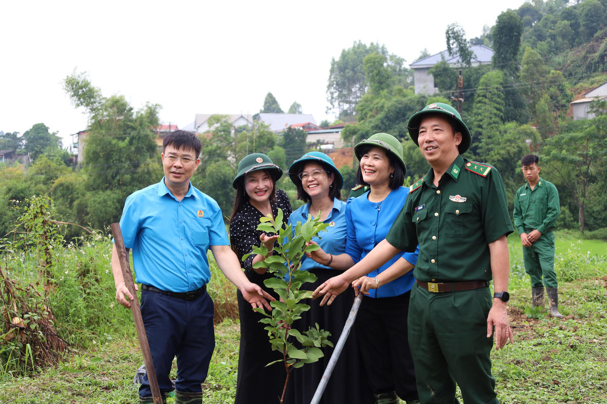 Các đại biểu tham gia trồng cây trong mô hình.