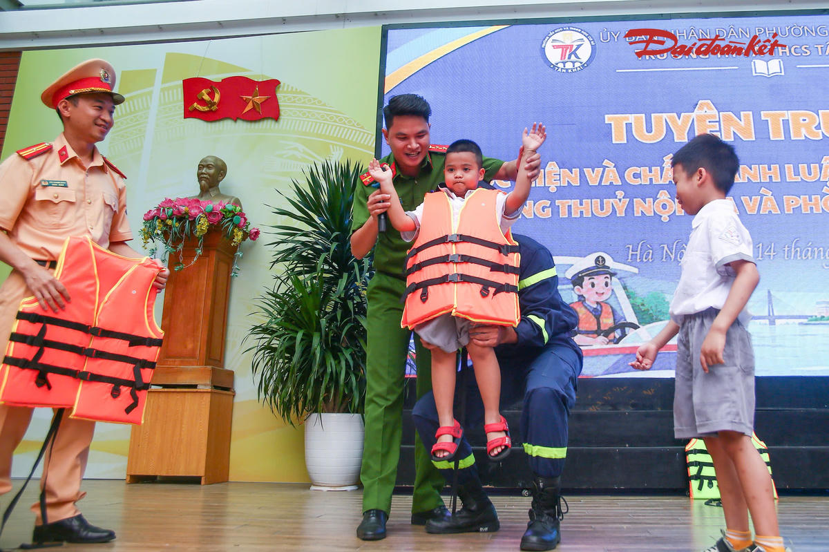 Học sinh cũng được hướng dẫn cách sử dụng dụng cụ nổi, áo phao và thực hành mặc áo phao đúng cách khi tham gia giao thông đường thủy.