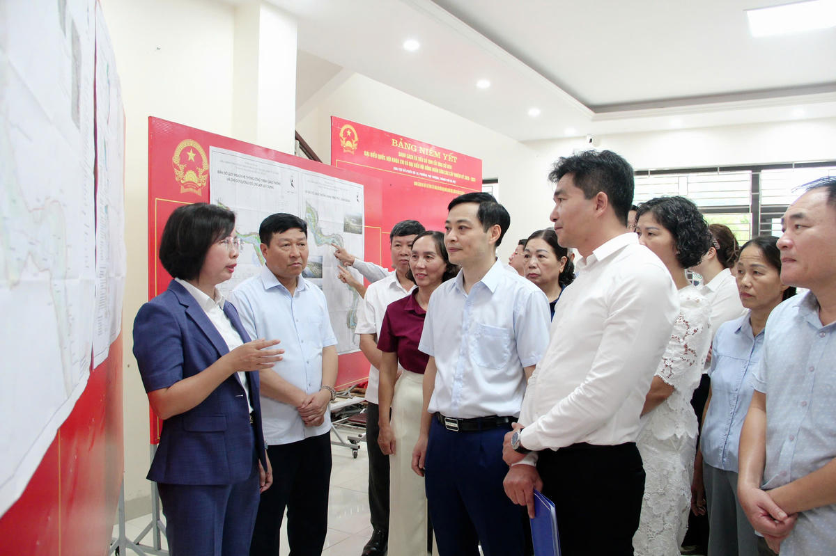Bà Bùi Huyền Mai - Chủ tịch Ủy ban MTTQ Việt Nam thành phố Hà Nội giám sát một số điểm trưng bày quy hoạch và lấy ý kiến nhân dân tại các phường Phú Thượng. Ảnh: PV