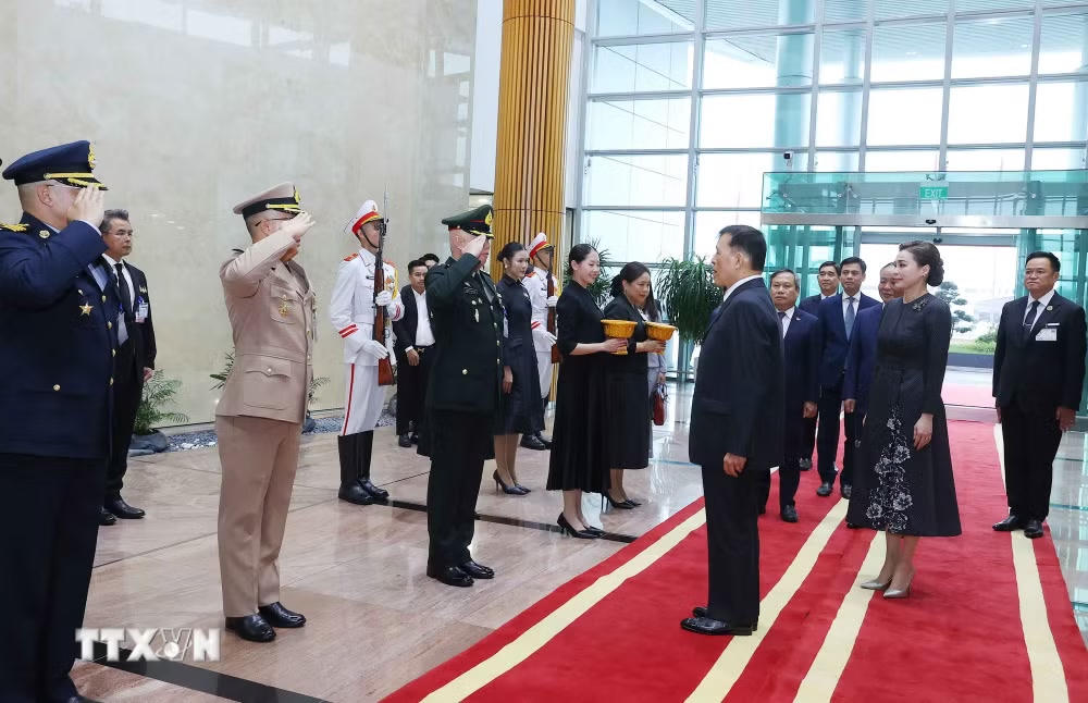 ttxvn-nha-vua-thai-lan-den-ha-noi-bat-dau-tham-cap-nha-nuoc-toi-viet-nam-2.jpg