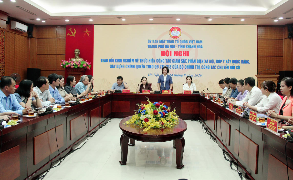 Bà Bùi Huyền Mai, Chủ tịch Ủy ban MTTQ Việt Nam thành phố Hà Nội phát biểu tại hội nghị. Ảnh: PV