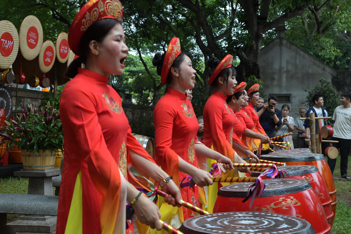 Những âm thanh rộn ràng từ màn trình diễn trống tái hiện nhiều sắc thái của tiếng trống trong lễ hội, nghi lễ và sinh hoạt cộng đồng.