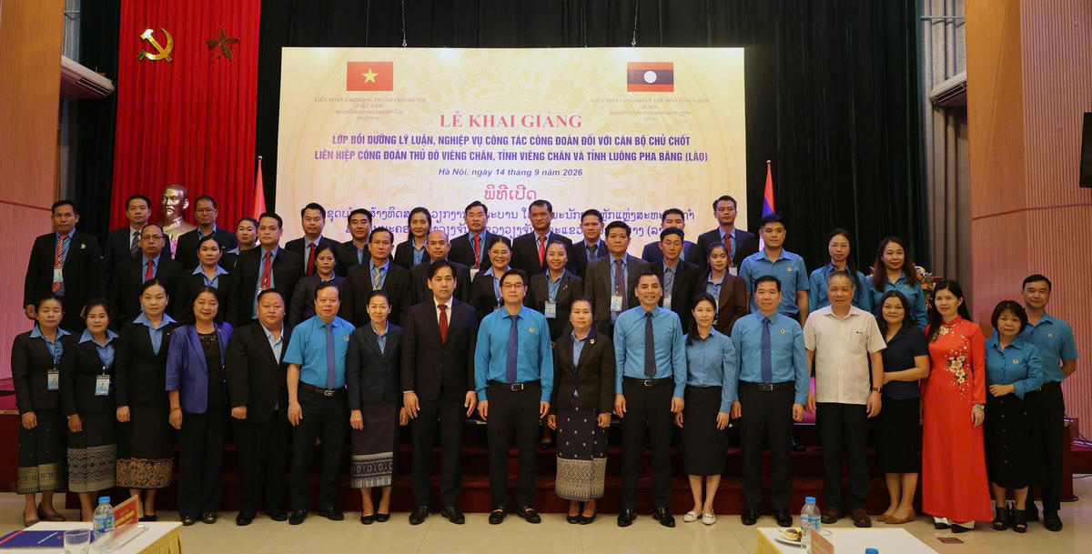 Các đại biểu chụp ảnh tại Lễ khai giảng Lớp bồi dưỡng lý luận, nghiệp vụ công tác Công đoàn đối với cán bộ Lào. Ảnh: PV