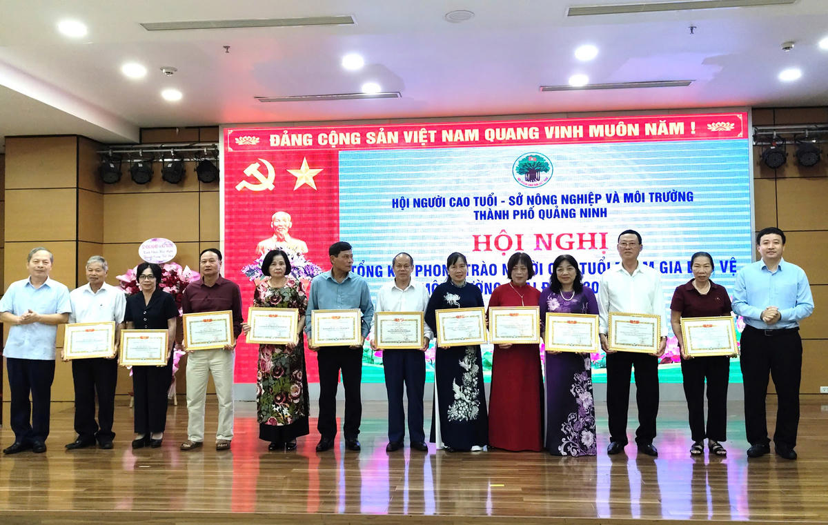 5 tập thể và 6 cá nhân người cao tuổi được biểu dương, khen thưởng vì có thành tích xuất sắc trong phong trào thi đua “Người cao tuổi bảo vệ môi trường” giai đoạn 2022-2026.