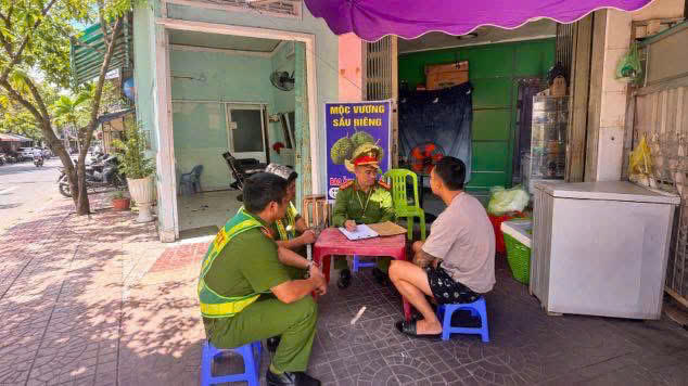 Lực lượng chức năng tuyên truyền trật tự an toàn xã hội cho người dân phường Quy Nhơn. Ảnh: ĐS.
