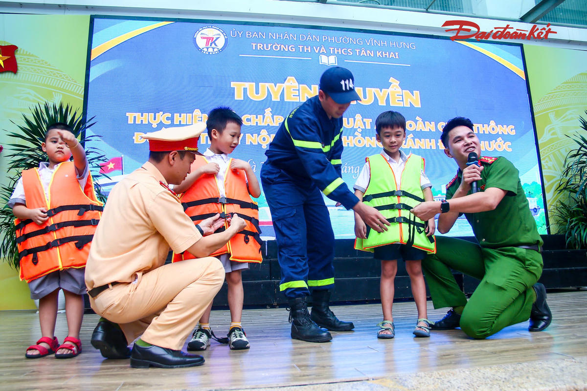 Cùng với nội dung về ATGT, cán bộ Đội Cảnh sát PCCC và CNCH trên sông, Phòng Cảnh sát PCCC và CNCH phổ biến các kiến thức cơ bản về phòng cháy, chữa cháy và thoát nạn.