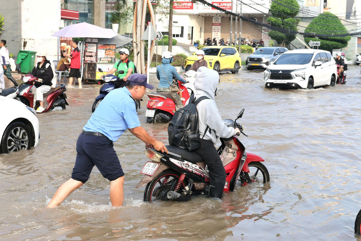 Triều cường vượt báo động III, Cần Thơ ngập nhiều tuyến đường