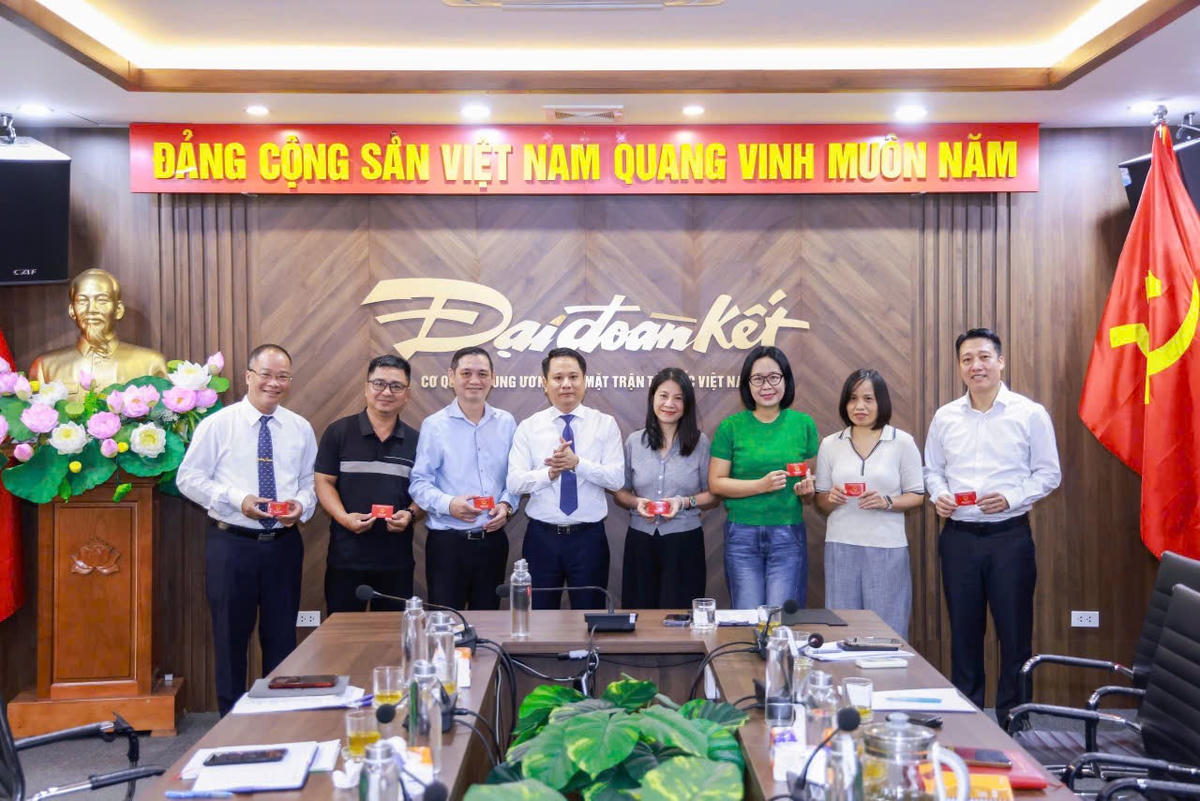 Tổng Biên tập Trương Thành Trung trao thẻ nhà báo cho cán bộ, phóng viên, biên tập viên Báo Đại đoàn kết. Ảnh: Quang Vinh.