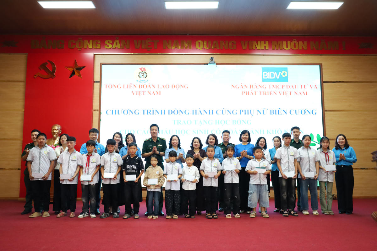 Học sinh có hoàn cảnh khó khăn trên địa bàn xã Đồng Đăng nhận học bổng do Tổng LĐLĐ Việt Nam trao tặng.
