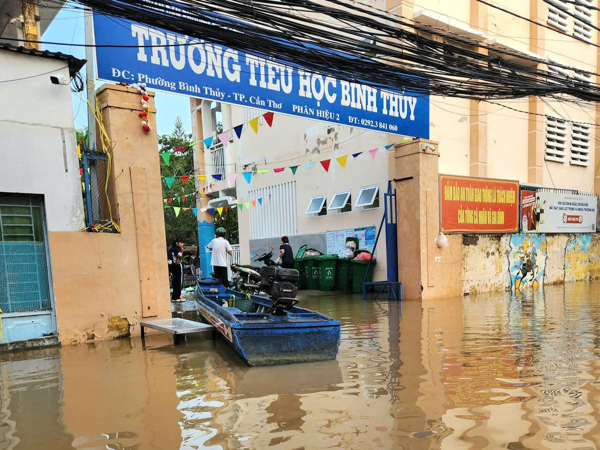 Tại phường Bình Thủy, phụ huynh phải dùng vỏ lãi đưa con đến trường. Ảnh Dũng VL