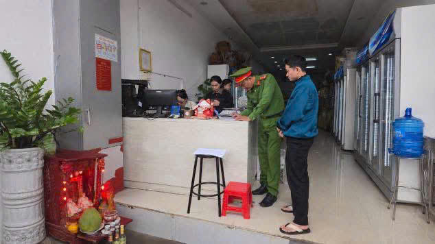 Lực lượng chức năng tuyên truyền người dân đảm bảo an ninh trật tự an toàn xã hội. Ảnh: ĐS.