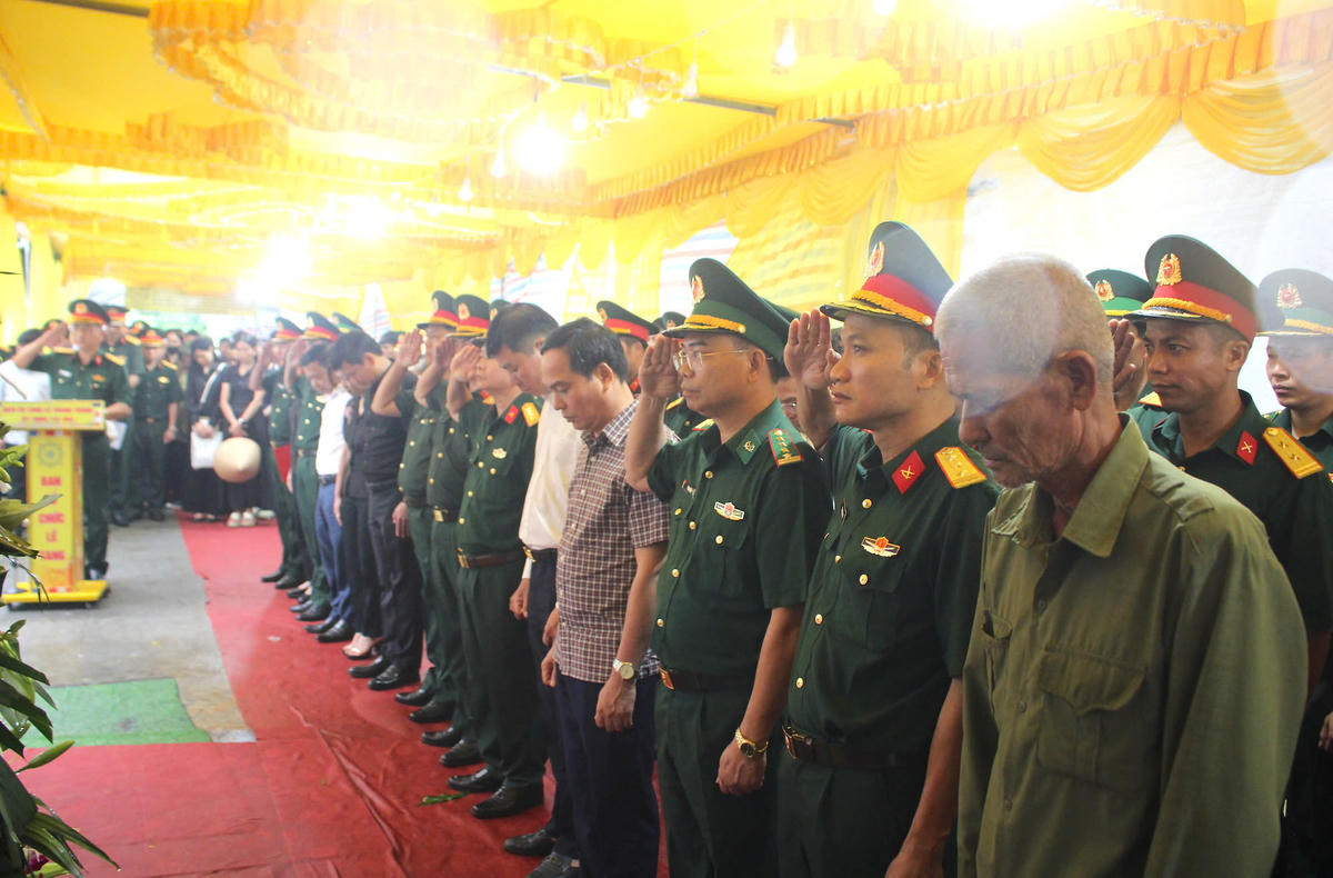 Đồng đội, cán bộ, nhân dân địa phương tiễn đưa Trung tá Trần Văn Tùng. Ảnh: Đình Chiến.