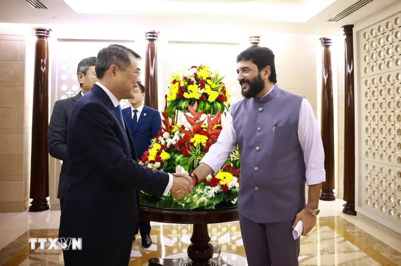 Quan chức cấp cao Ấn Độ tiễn Thủ tướng Lê Minh Hưng kết thúc chuyến tham dự Hội nghị thượng đỉnh BRICS lần thứ 18 và làm việc song phương tại Ấn Độ. (Ảnh: Dương Giang/TTXVN).