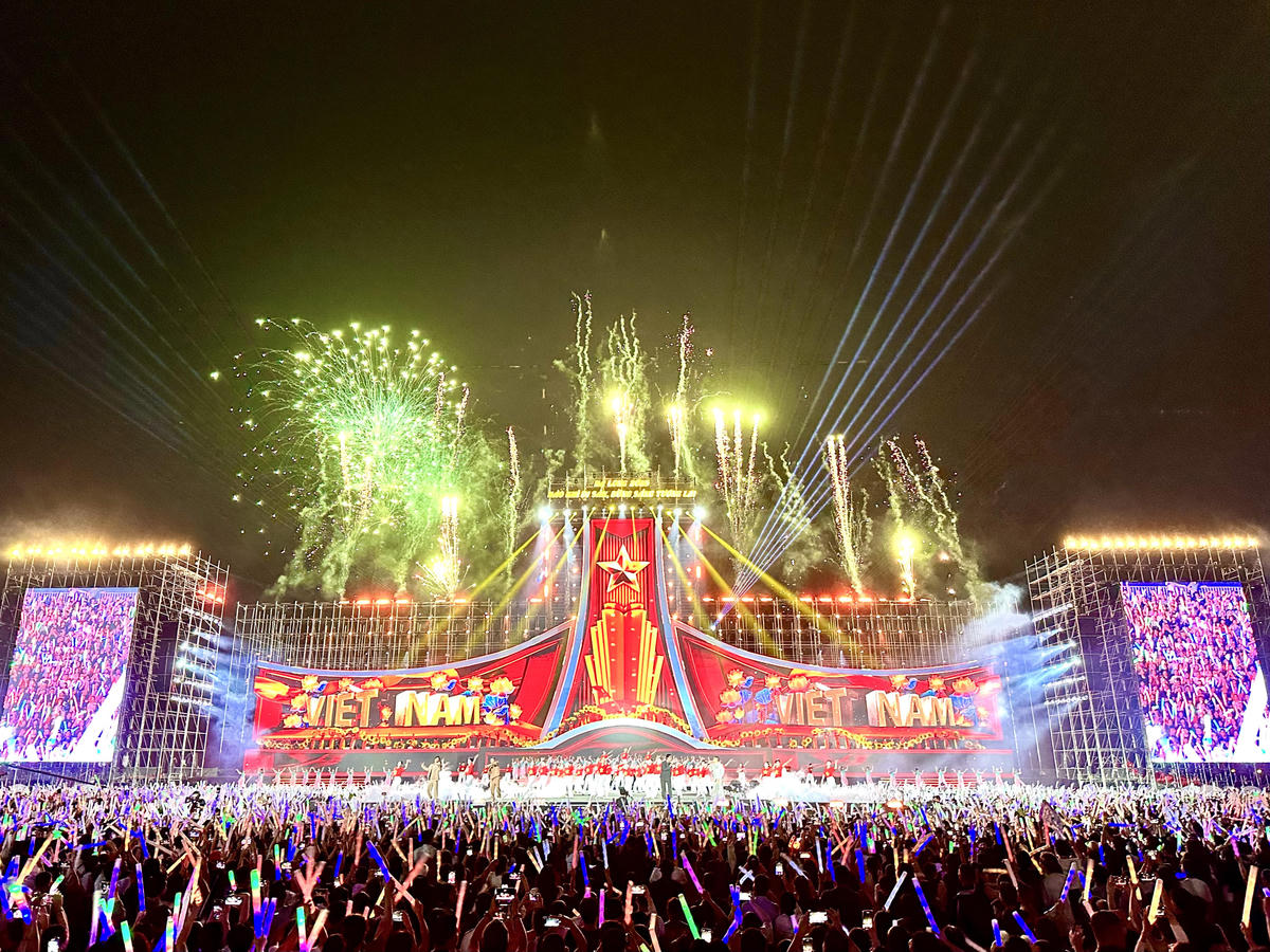 Concert Hạ Long 2025 với chủ đề "Hào khí Di sản - Bừng sáng tương lai” thu hút hàng vạn khán giả.