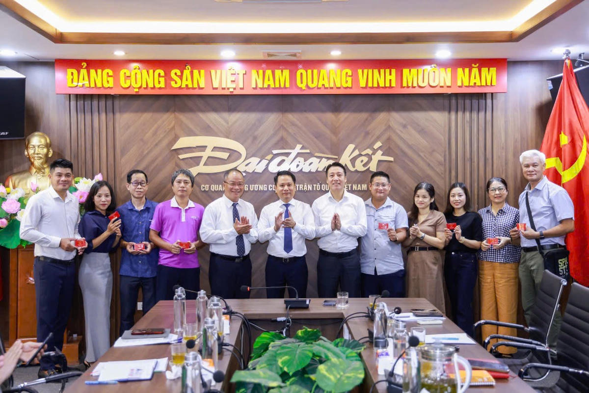 Tổng Biên tập Trương Thành Trung trao thẻ nhà báo cho cán bộ, phóng viên, biên tập viên Báo Đại đoàn kết. Ảnh: Quang Vinh.