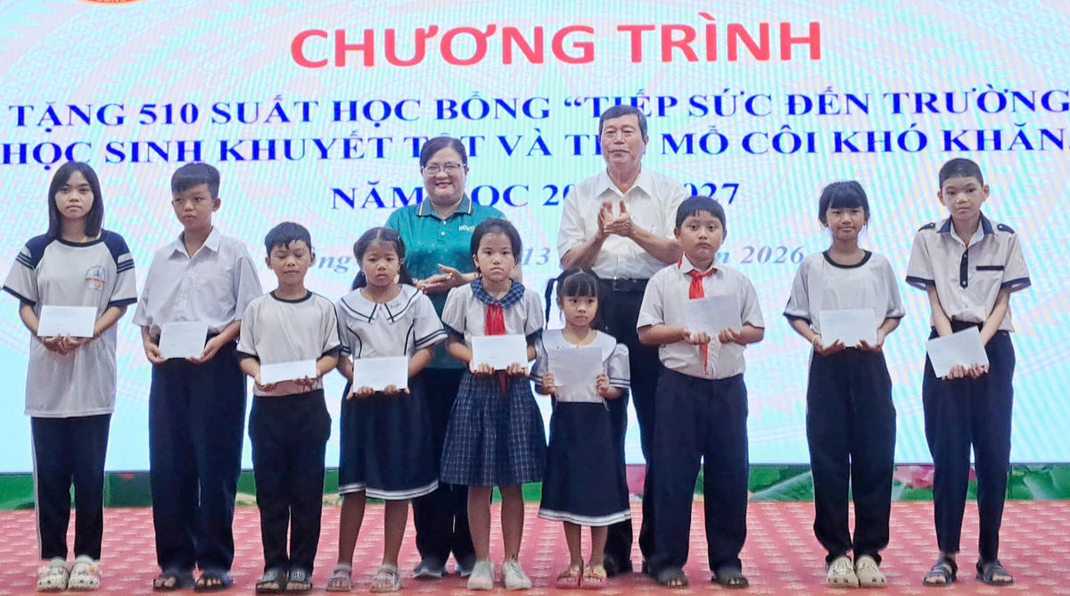 Trao học bổng “Tiếp sức đến trường” tặng học sinh khuyết tật, mồ côi, có hoàn cảnh khó khăn học giỏi năm học 2026 - 2027 tại phường Cao Lãnh. (Ảnh: An Bình).