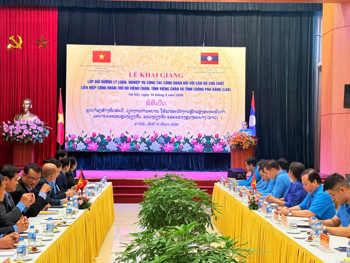 Liên đoàn Lao động TP Hà Nội tổ chức Lễ khai giảng Lớp bồi dưỡng lý luận, nghiệp vụ công tác Công đoàn đối với cán bộ chủ chốt Liên hiệp Công đoàn thủ đô Viêng Chăn, tỉnh Viêng Chăn và tỉnh Luông Pha Băng (Lào). Ảnh: PV