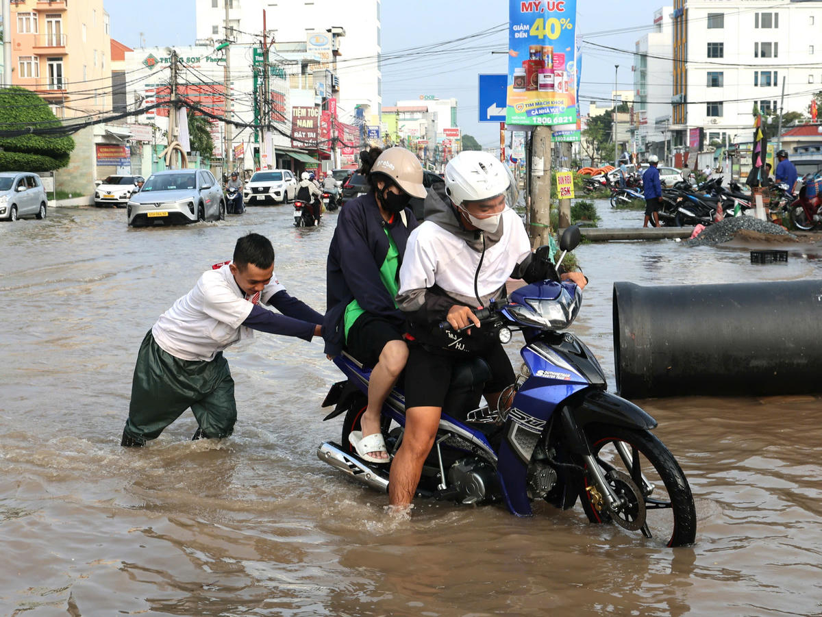 Người dân gặp nhiều khó khăn trong di chuyển và sinh hoạt mỗi khi triều cường dâng cao. Ảnh TP