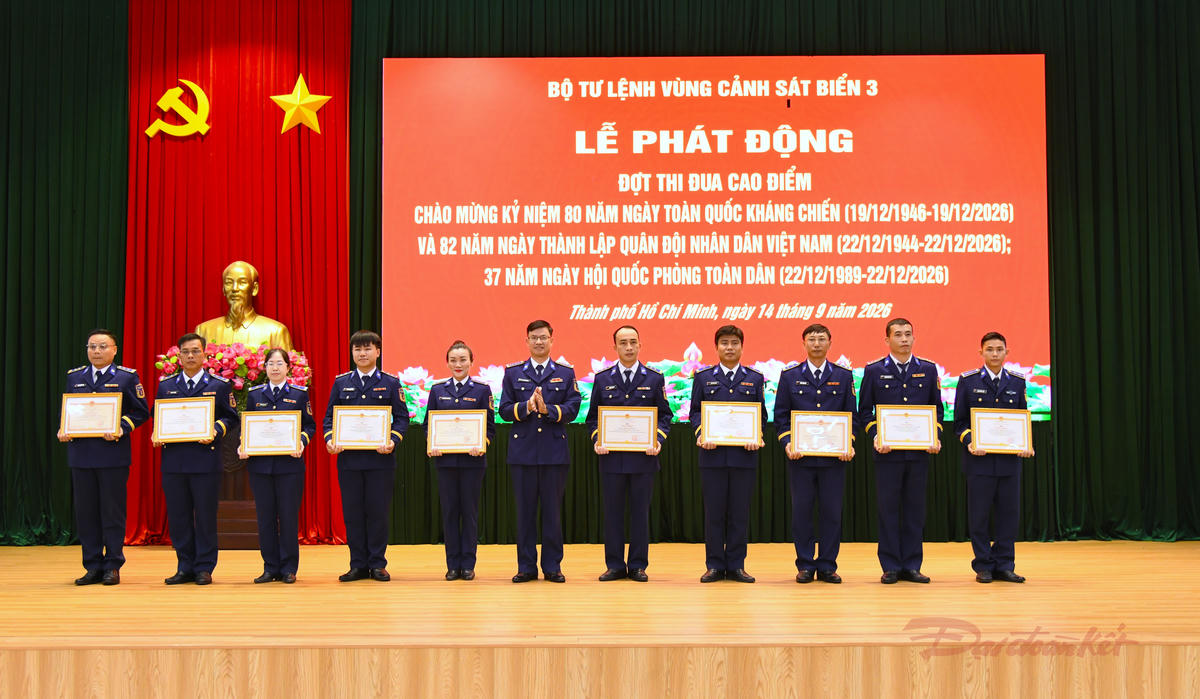 Khen thưởng cá nhân, tập thể tại buổi lễ. Ảnh: Mai Huấn.