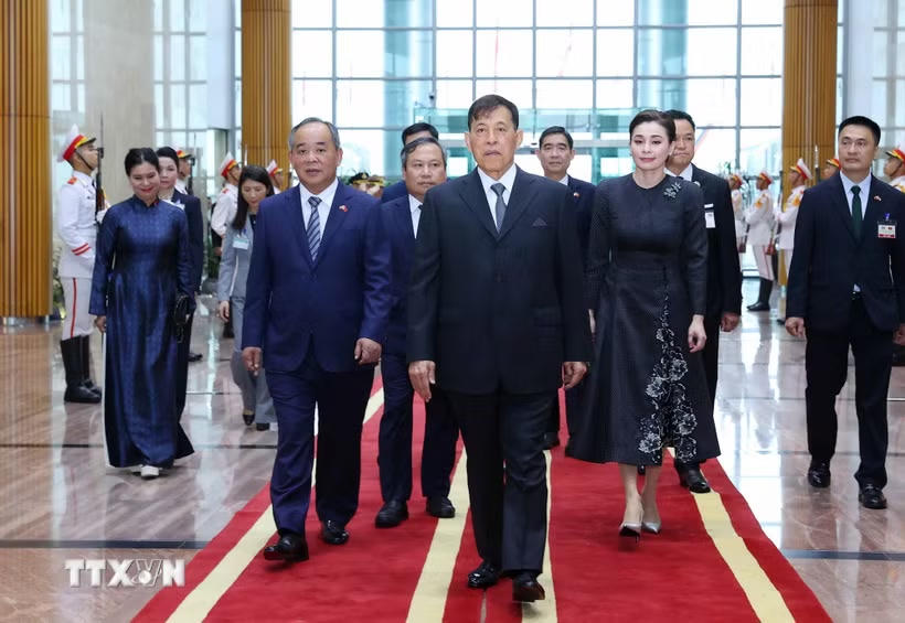 Nhà vua Thái Lan Maha Vajiralongkorn Phra Vajiraklaochaoyuhua và Hoàng hậu đến Hà Nội, bắt đầu thăm cấp Nhà nước tới Việt Nam. (Ảnh: Văn Điệp/TTXVN)