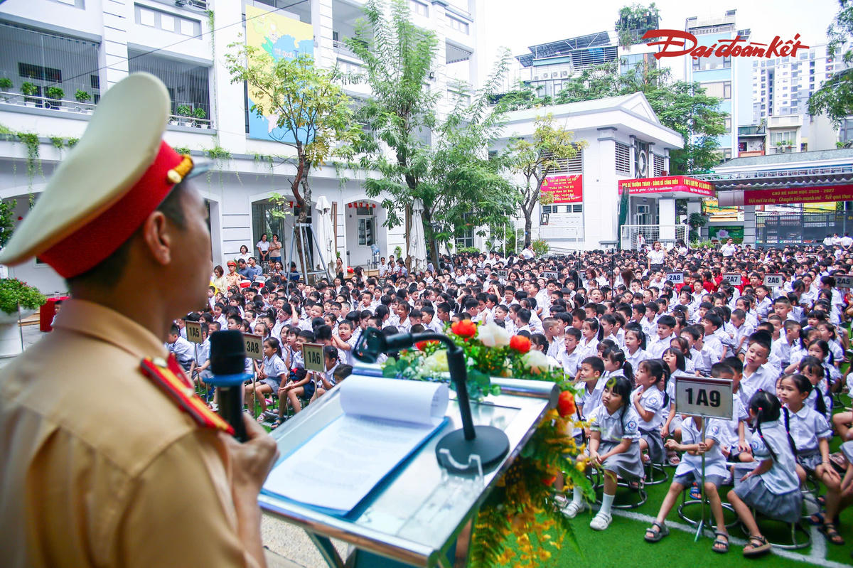 Theo đại diện các đơn vị chức năng, việc tuyên truyền pháp luật và trang bị kỹ năng an toàn cho học sinh được duy trì thường xuyên, đặc biệt vào đầu năm học. Qua đó, giúp học sinh nâng cao ý thức chấp hành pháp luật, chủ động nhận diện và phòng tránh các nguy cơ mất an toàn trong học tập, sinh hoạt và khi tham gia giao thông.